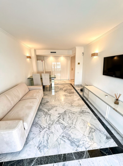 1 Bedroom Middle Floor Apartment in Puerto Banús - Image 2