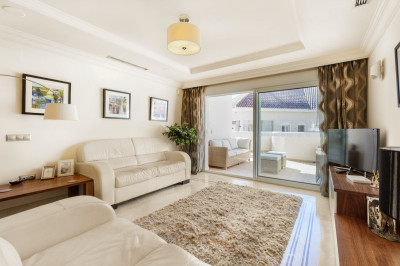 2 Bedroom Middle Floor Apartment in Nueva Andalucía - Image 4