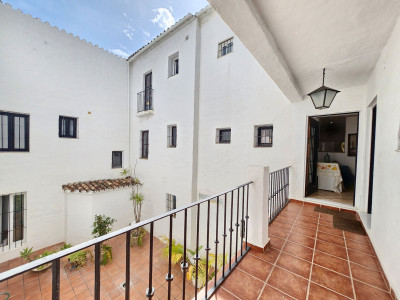 2 Bedroom Middle Floor Apartment in Puerto Banús - Image 3