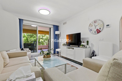 2 Bedroom Middle Floor Apartment in Puerto Banús - Image 4