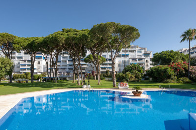 2 Bedroom Middle Floor Apartment in Puerto Banús - Image 1